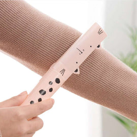 Folding Portable Dust & Hair Remover Tool – stepladder, faldstool, bathinette (Image 1)